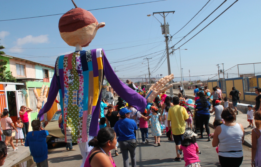 Pasacalle con marioneta gigante