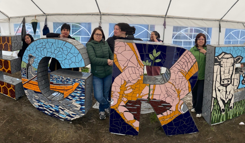 Comunidad trabajando en mosaico
