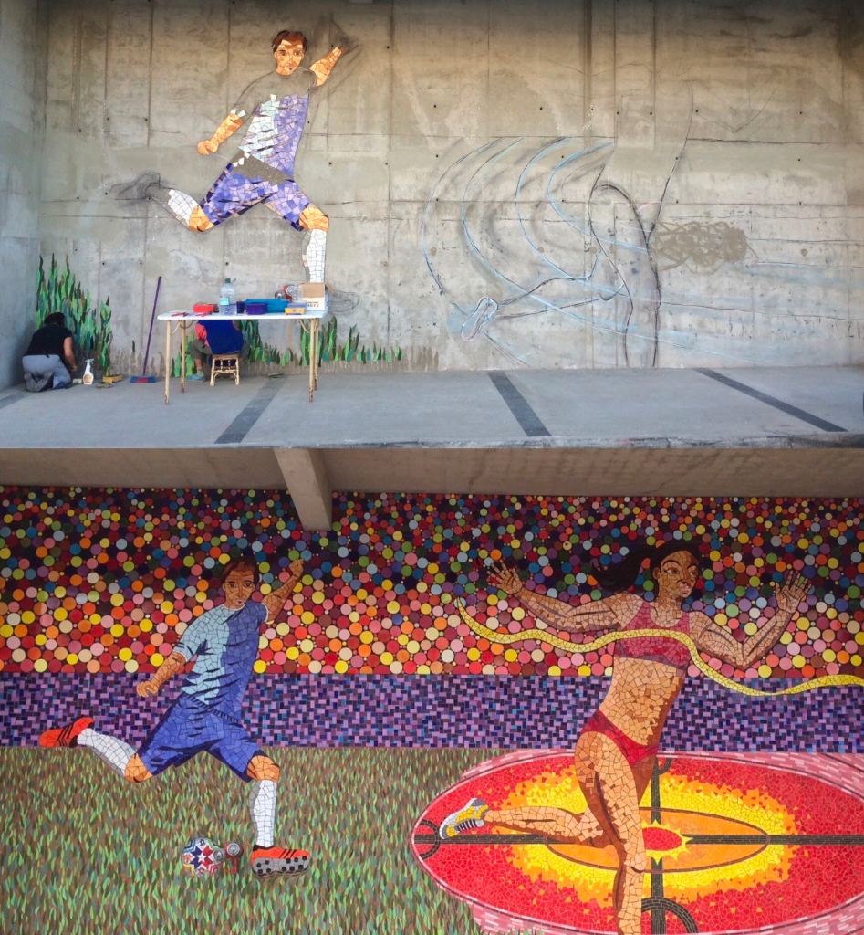 Proceso de creación y resultado de mural mosaico